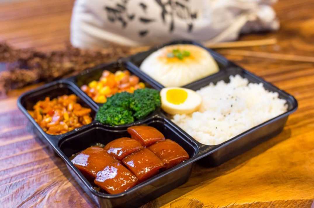 工廠級全自動盒飯封口包裝機(jī)：高效封口，鎖鮮增效