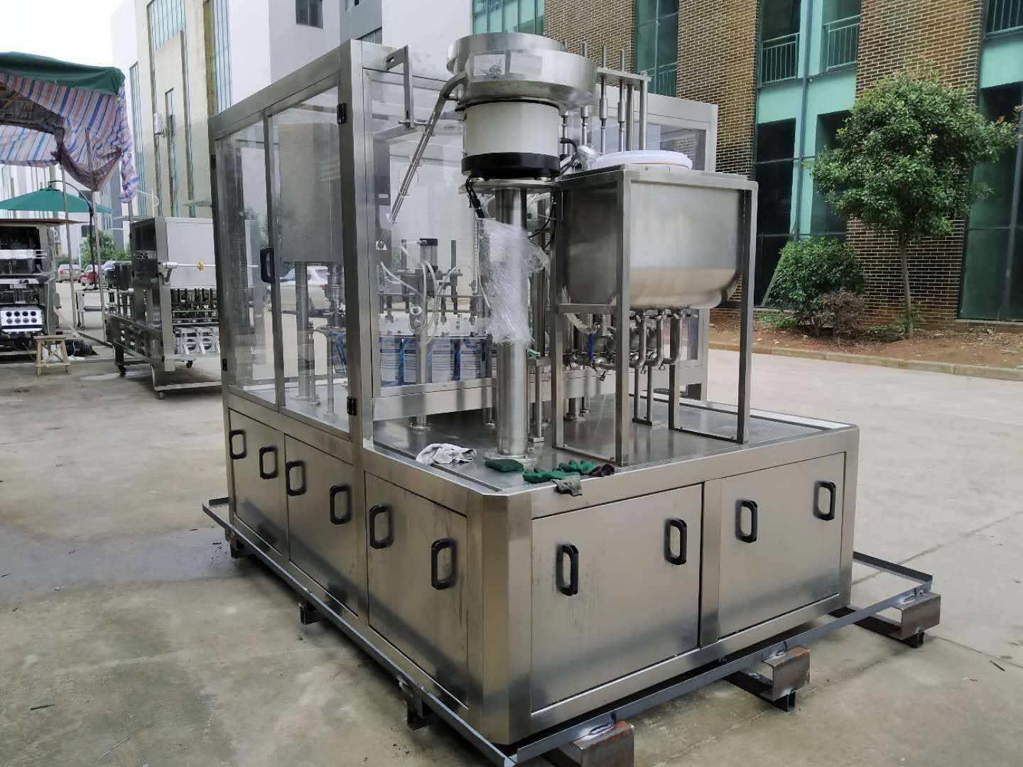 LG-460 吸嘴袋灌裝旋蓋機(jī).jpg